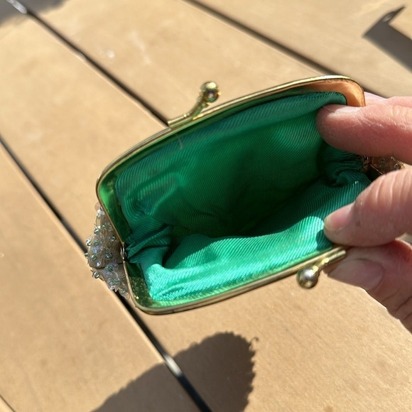 Vintage hand mint greet beaded gold kisslock change purse with green lining - Picture 4 of 8